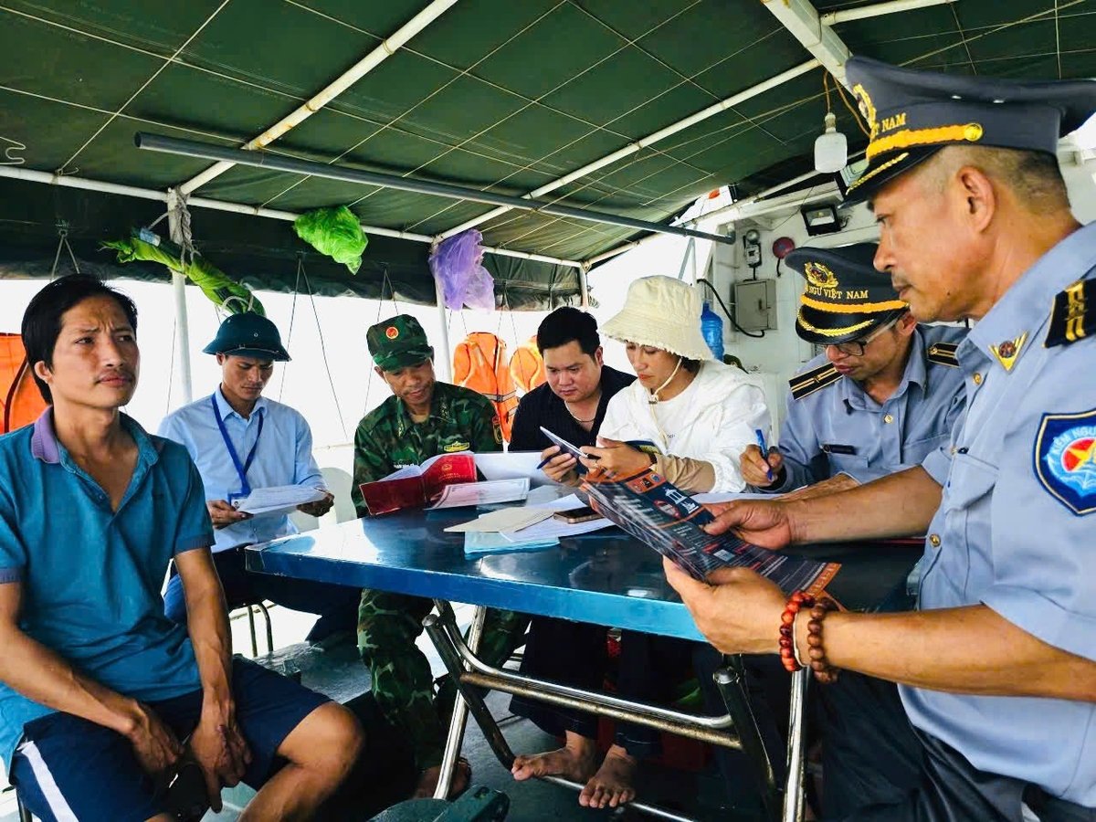 Cán bộ Phòng Kinh tế xã Quỳnh Phú tham gia cùng đòan Kiểm ngư kiểm tra hồ sơ, tuyên truyền cho chủ tàu cá trên biển. Ảnh: Hữu Tình. Cán bộ Phòng Kinh tế xã Quỳnh Phú tham gia cùng đòan Kiểm ngư kiểm tra hồ sơ, tuyên truyền cho chủ tàu cá trên biển. Ảnh: Hữu Tình.