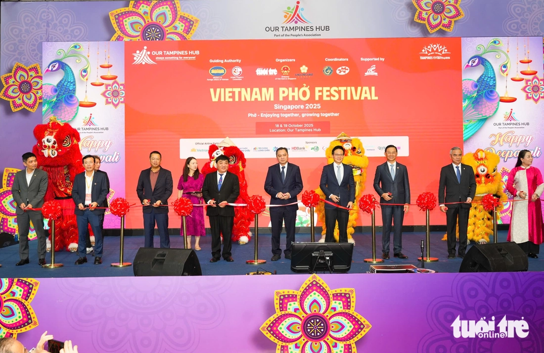 Quốc vụ khanh Bộ Quốc phòng Singapore: Chuyến đi chưa trọn vẹn nếu tôi chưa thưởng thức tô phở ngon - Ảnh 2. Vietnam Phở Festival - Ảnh 2.