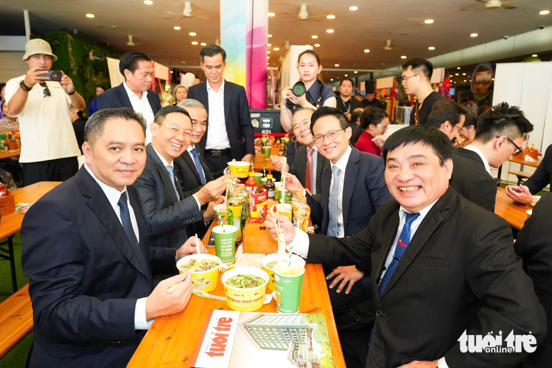 Quốc vụ khanh Bộ Quốc phòng Singapore: Chuyến đi chưa trọn vẹn nếu tôi chưa thưởng thức tô phở ngon - Ảnh 3. Vietnam Phở Festival - Ảnh 3.