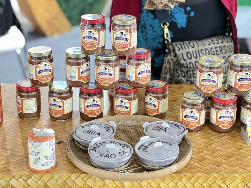 Các sản phẩm mắm Bà Hai Diễm trưng bày tại hội chợ