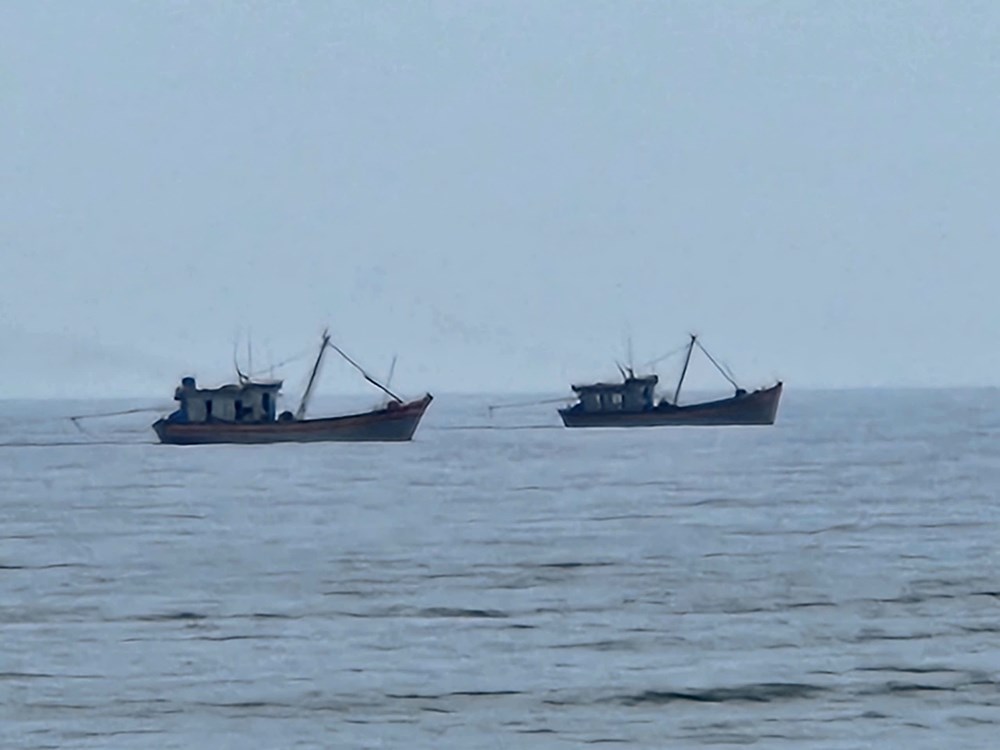 Tàu giã cào “càn quét” ven biển Quảng Bình (Thanh Hóa): Ngư dân lao đao, biển cạn kiệt - ảnh 1