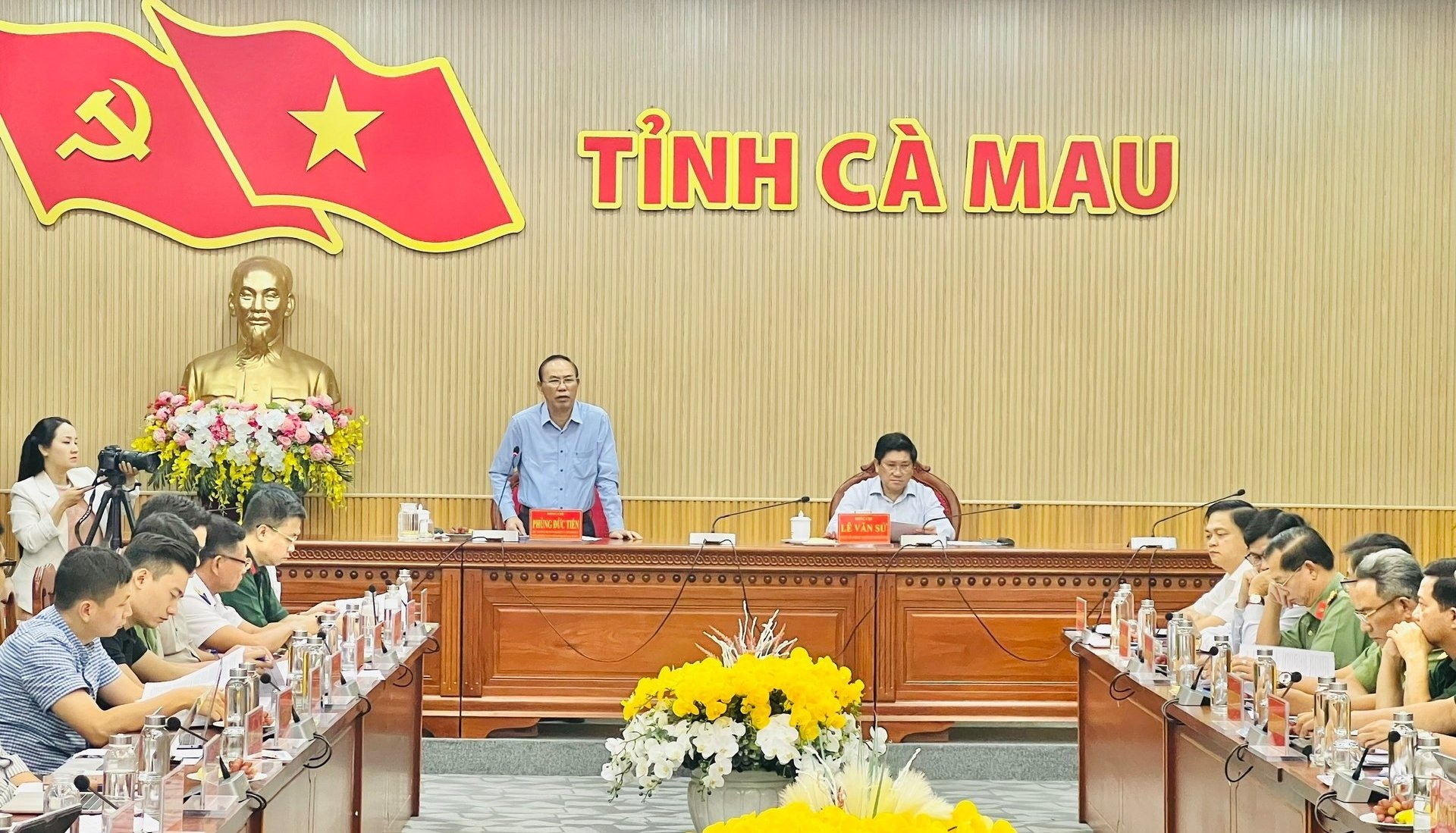 Thứ trưởng Phùng Đức Tiến ghi nhận nỗ lực của tỉnh Cà Mau trong việc kiểm soát chặt chẽ đội tàu, tăng cường xử lý vi phạm và đẩy mạnh số hóa dữ liệu nghề cá. Ảnh: Trọng Linh.