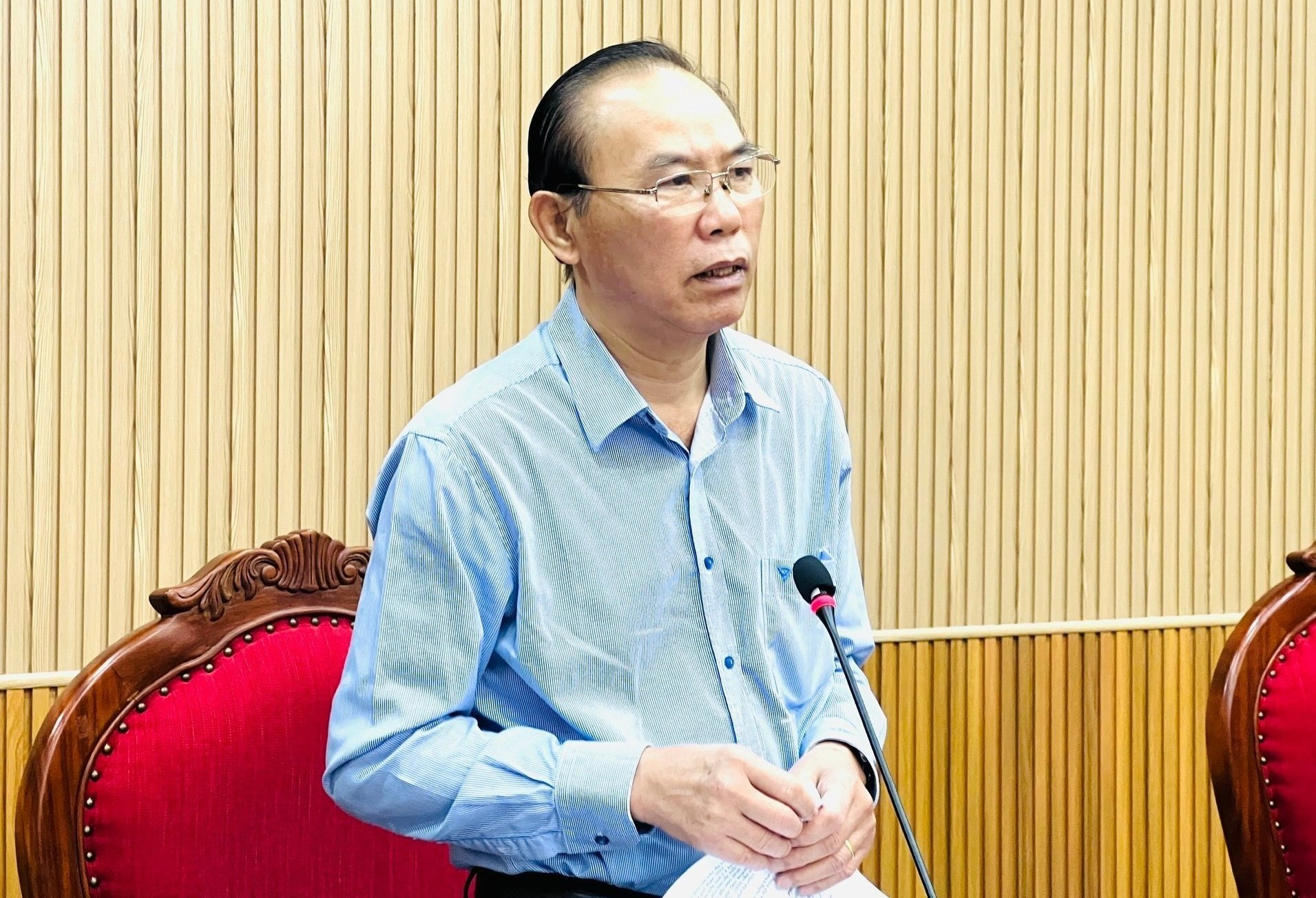 Thứ trưởng Bộ Nông nghiệp và Môi trường Phùng Đức Tiến tại buổi làm việc với UBND tỉnh Cà Mau về chống khai thác IUU, sáng 31/10. Ảnh: Trọng Linh.