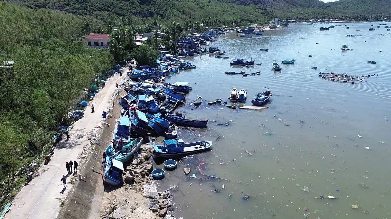 Vịnh Xuân Đài là nơi nuôi trồng thủy sản và đánh bắt xa bờ nhiều. Trước cơn bão 13 đổ bộ, ngư dân chỉ biết đưa tàu vào bờ neo đậu, chằng buộc tối đa. z7197976182740_01128c33d38d2925b36b0aef38c92c58.jpg