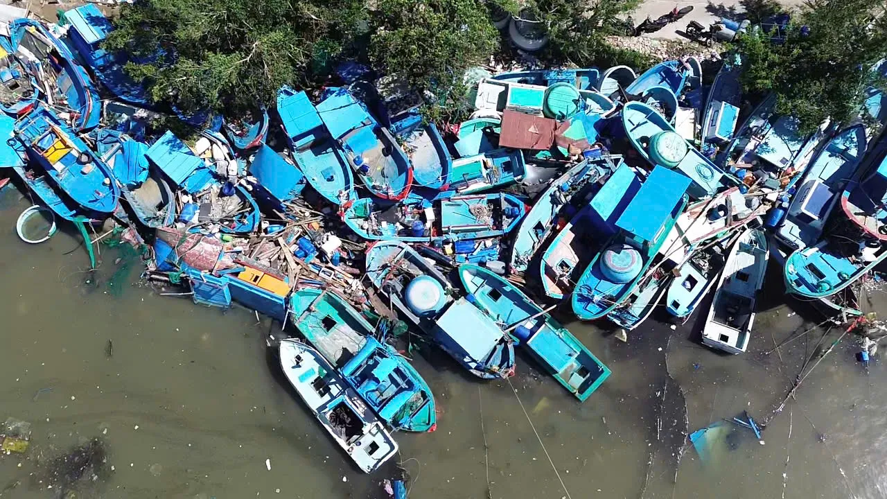 "Sóng có lúc cao cả 2 m, đánh ầm ầm thì không tàu nào chịu được. Phải mất cả tháng mới giải phóng được đống xác tàu này"- một người dân địa phương cho hay. z7197976167443_5949c3fcdd2fbb2264fc7b489fe24a43.jpg