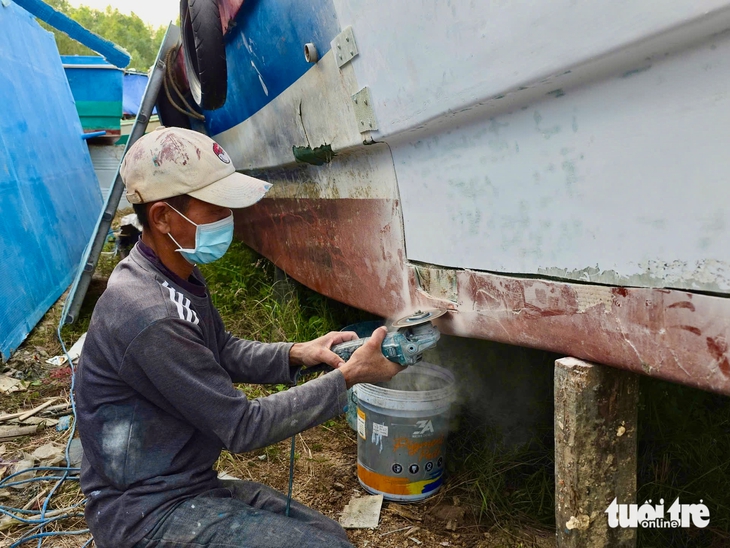 Chạy đua sửa tàu sau bão số 13: Xưởng quá tải, chủ tàu thấp thỏm chờ ngày ra biển - Ảnh 13.