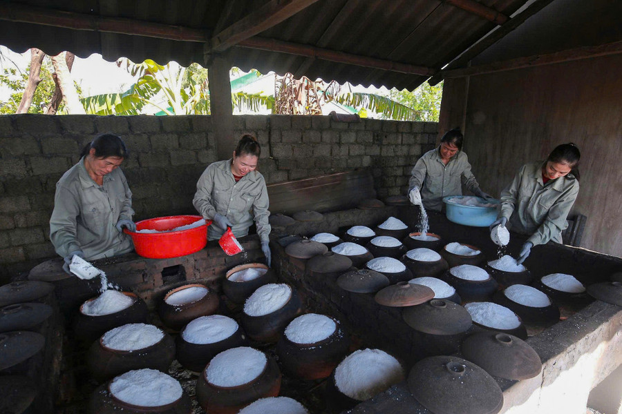 Công nhân HTX Thắng Lợi sản xuất muối hầm.