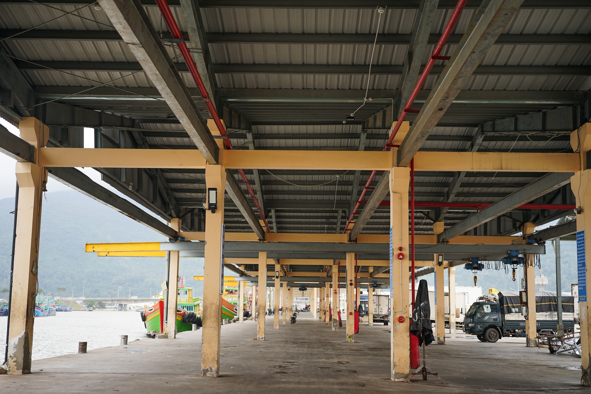 Công trình cảng cá kết hợp khu neo đậu tránh trú bão cấp vùng , bảo đảm neo đậu an toàn và đồng bộ dịch vụ hậu cần nghề cá. Ảnh: XUÂN SƠN