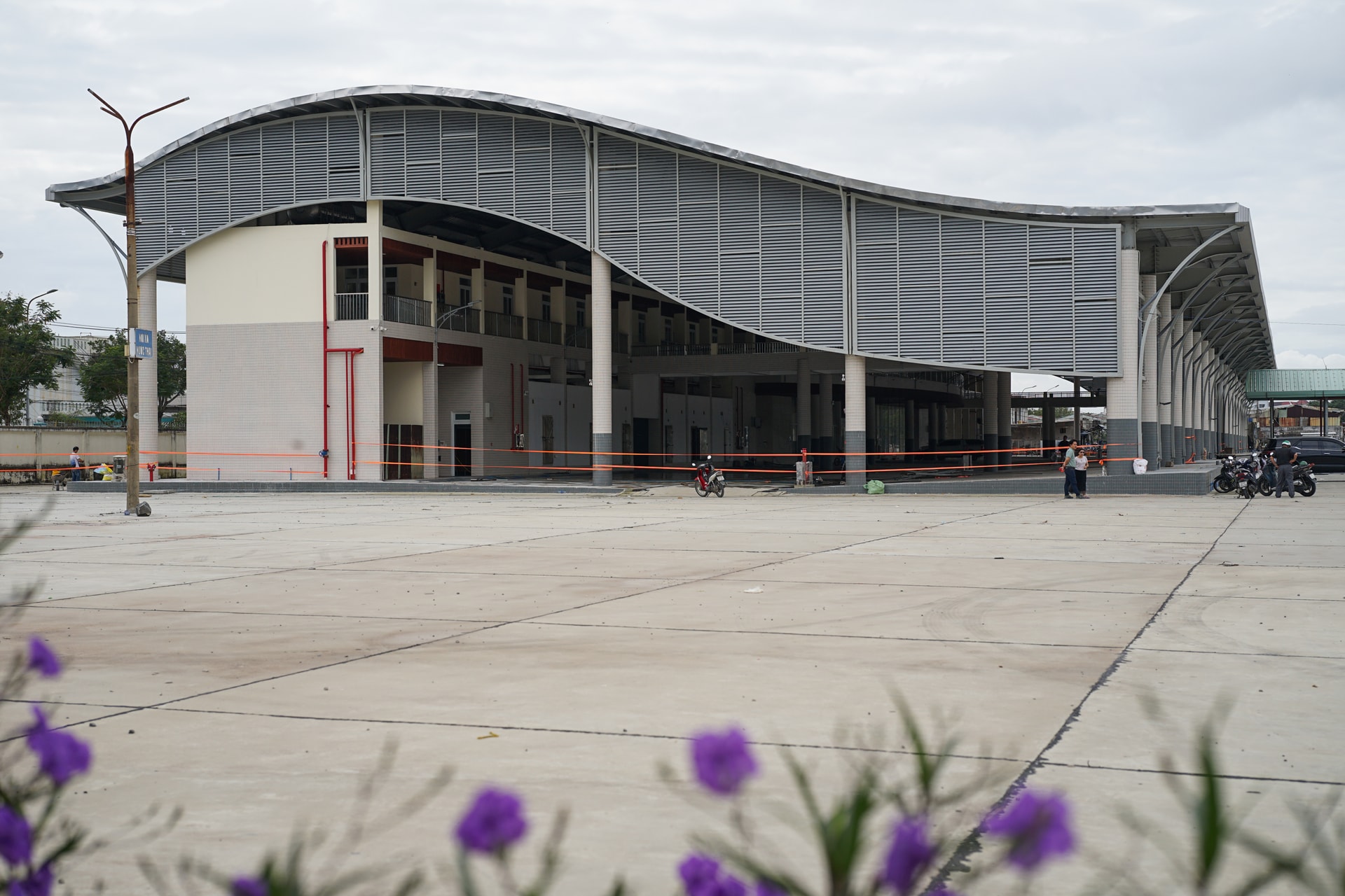 Dự án cải tạo khu nhà mua bán thủy sản: hệ thống cấp thoát nước và xử lý chất thải; sơn, sửa, chống thấm t; cải tạo nền chợ... Ảnh: XUÂN SƠN