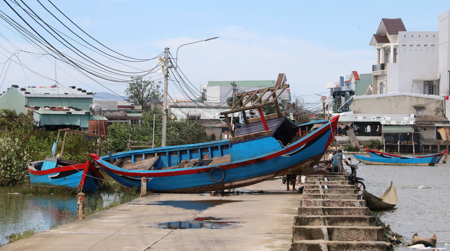 Một tàu cá ở xã Tuy Phước bị triều cường, gió bão hất dạt lên bờ, gây hư hỏng. Ảnh: A.N 1597926051304659597.jpg