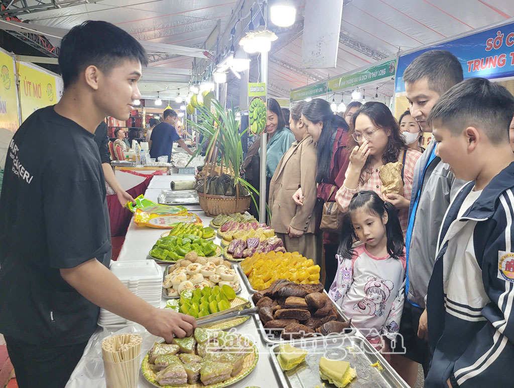 Đông đảo người dân đến mua sắm tại các gian hàng của các tỉnh, thành phố trong khu vực.