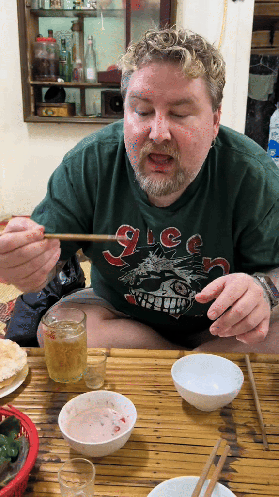 Khách Tây thử loại gia vị nặng mùi, chính nhiều người Việt cũng không thích, thốt lên: 