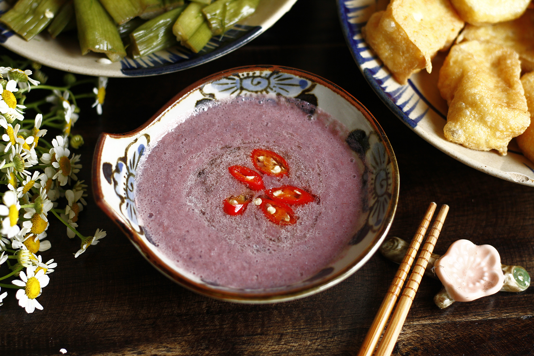 Khách Tây thử loại gia vị nặng mùi, chính nhiều người Việt cũng không thích, thốt lên: 