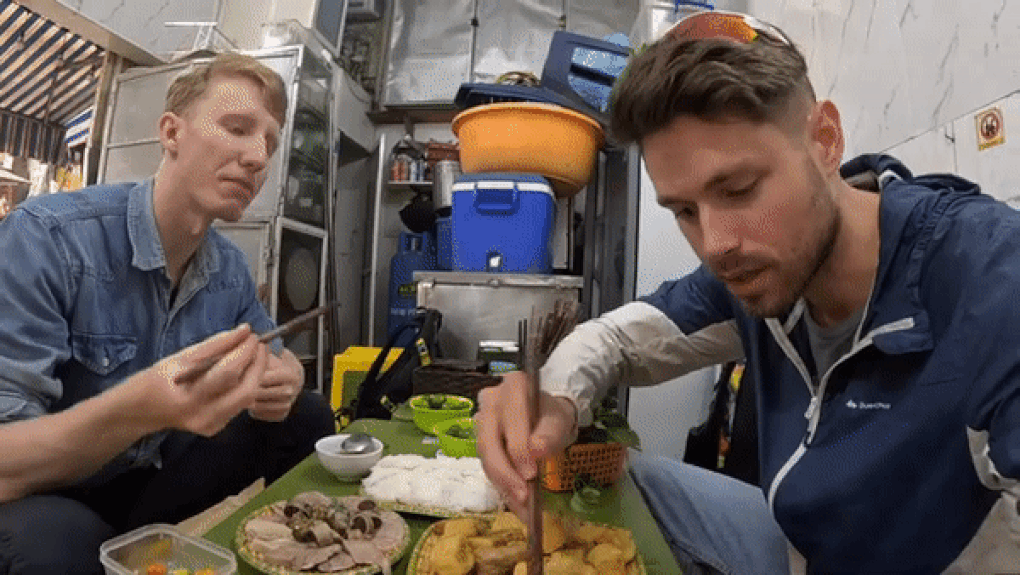 Khách Tây thử loại gia vị nặng mùi, chính nhiều người Việt cũng không thích, thốt lên: 