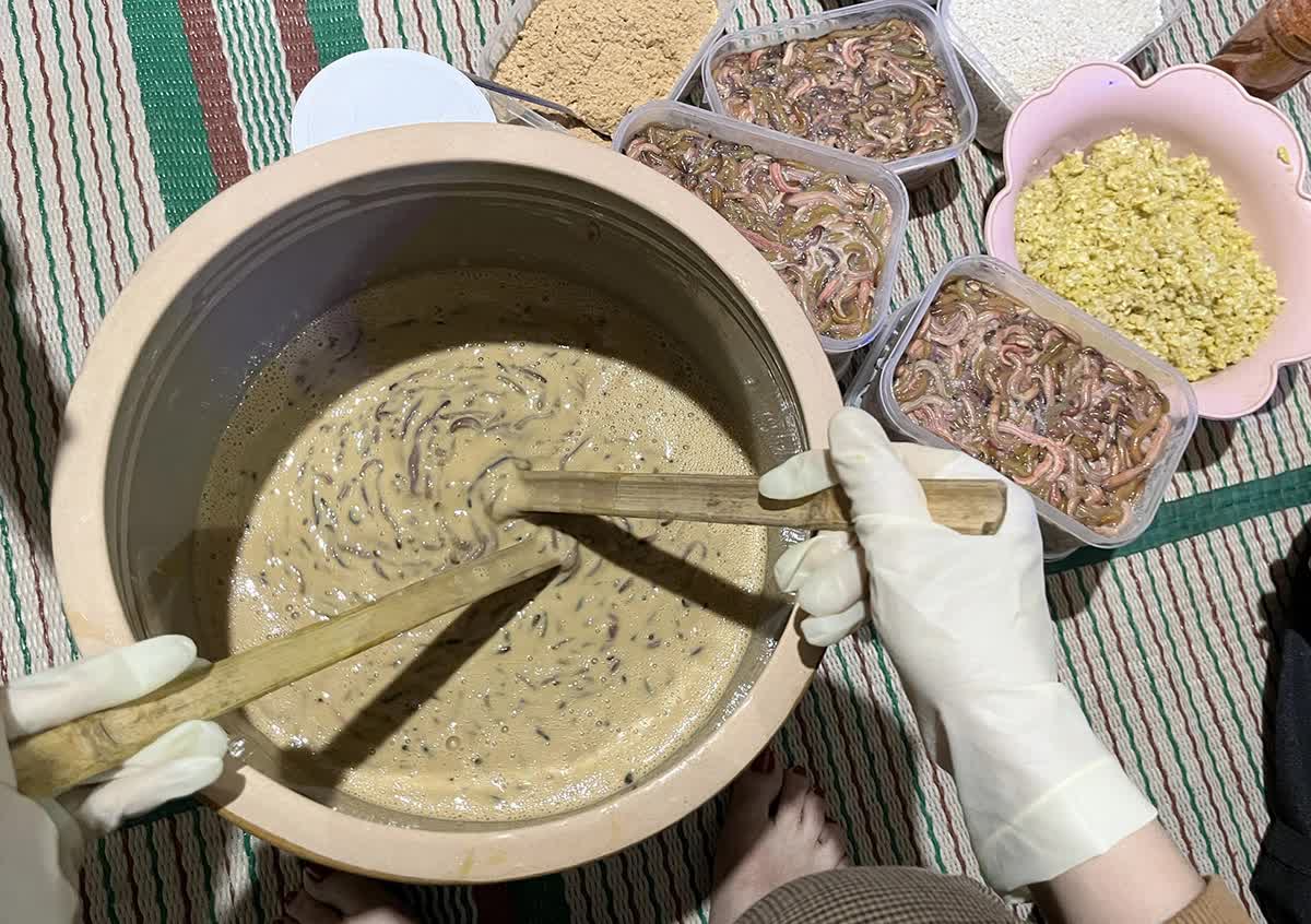 Khách Tây thử loại gia vị nặng mùi, chính nhiều người Việt cũng không thích, thốt lên: 