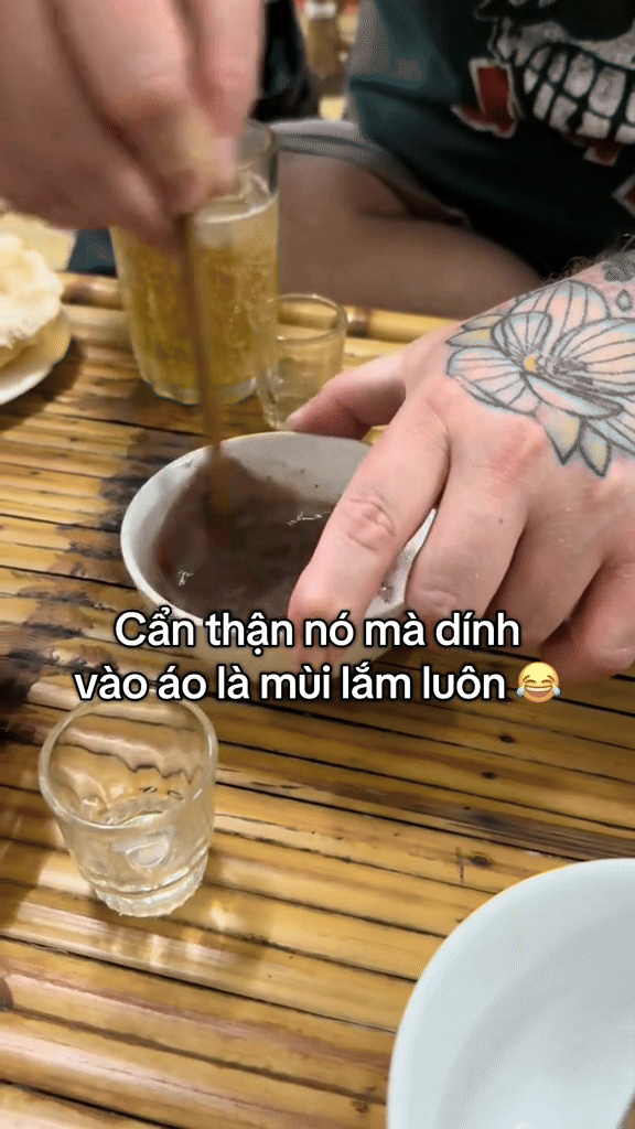 Khách Tây thử loại gia vị nặng mùi, chính nhiều người Việt cũng không thích, thốt lên: 