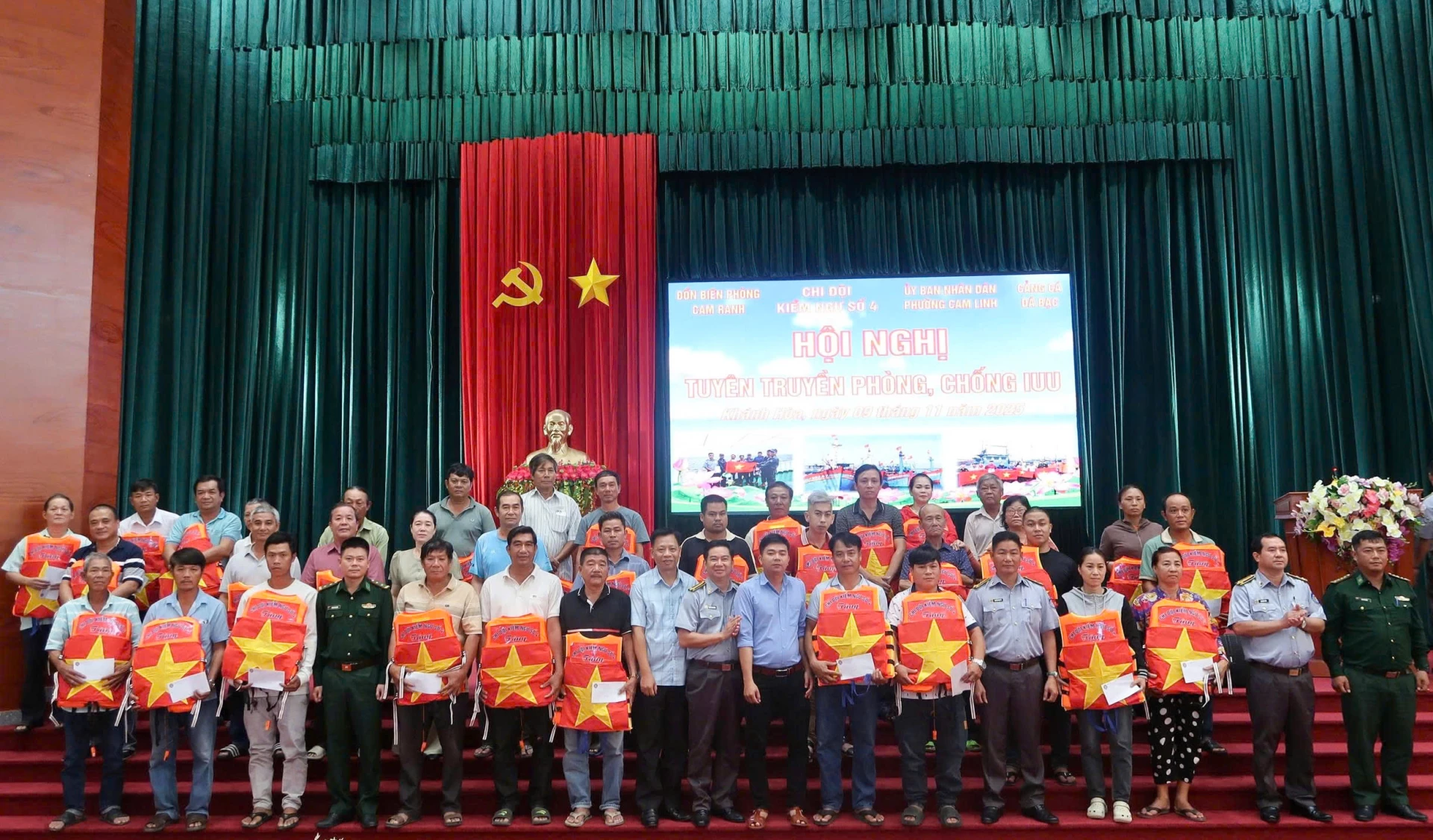 Trao quà cho các ngư dân tham gia hội nghị tuyên truyền.