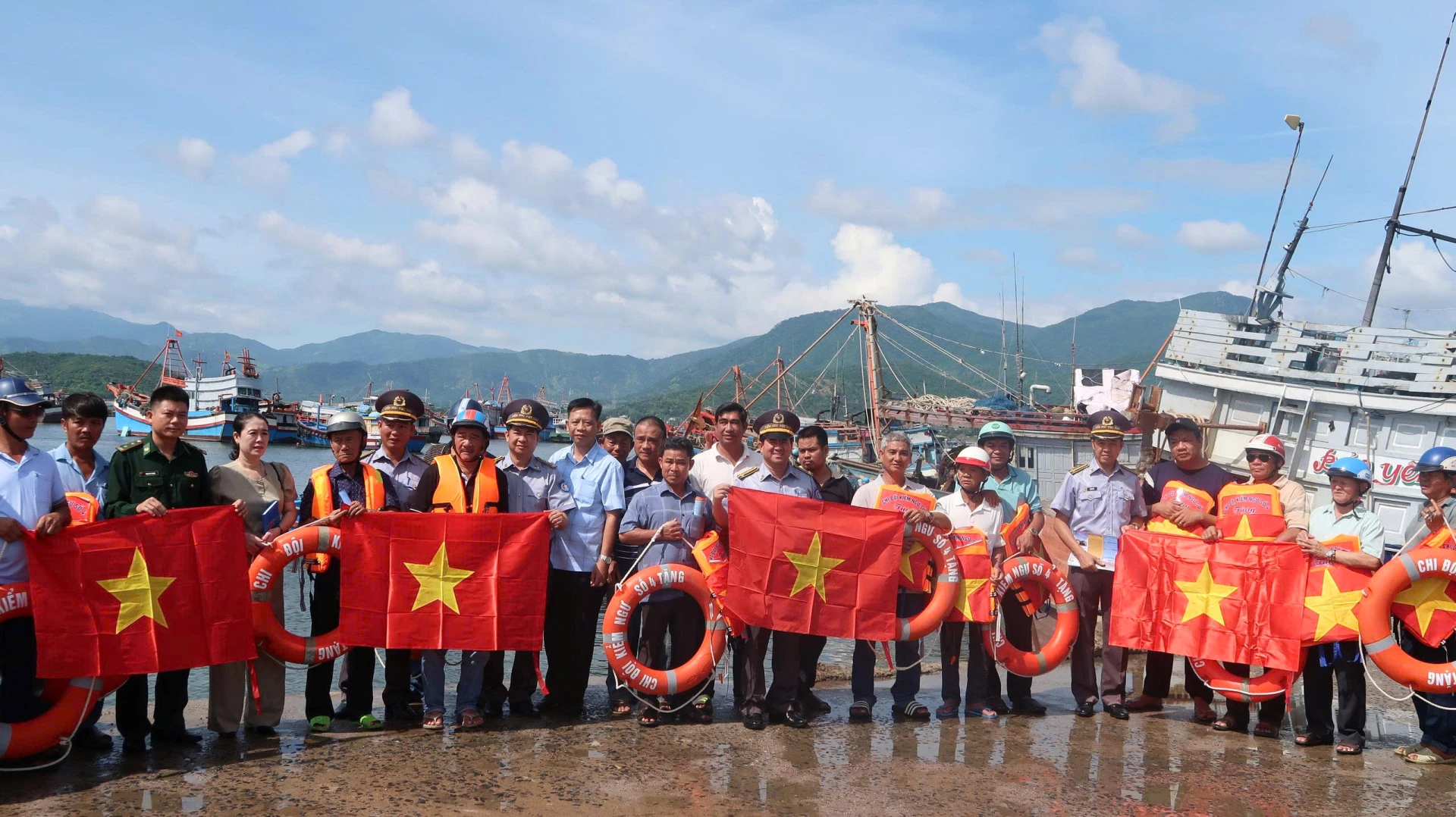 Đại diện các đơn vị, địa phương trực tiếp tuyên truyền, tặng quà cho các tàu cá và ngư dân tại Cảng Đá Bạc.