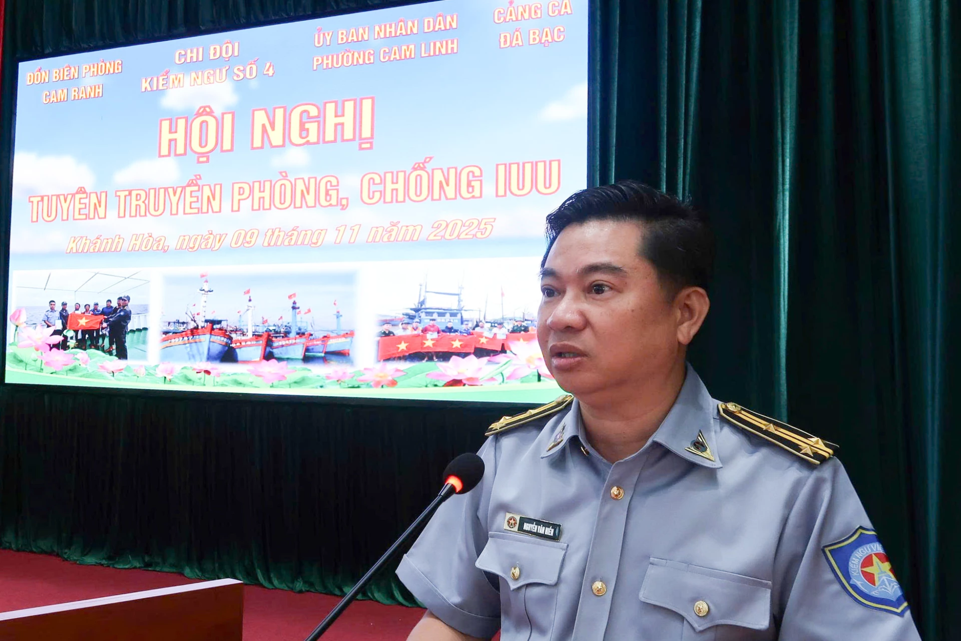 Lãnh đạo Chi đội Kiểm ngư số 4 tuyên truyền đến ngư dân.