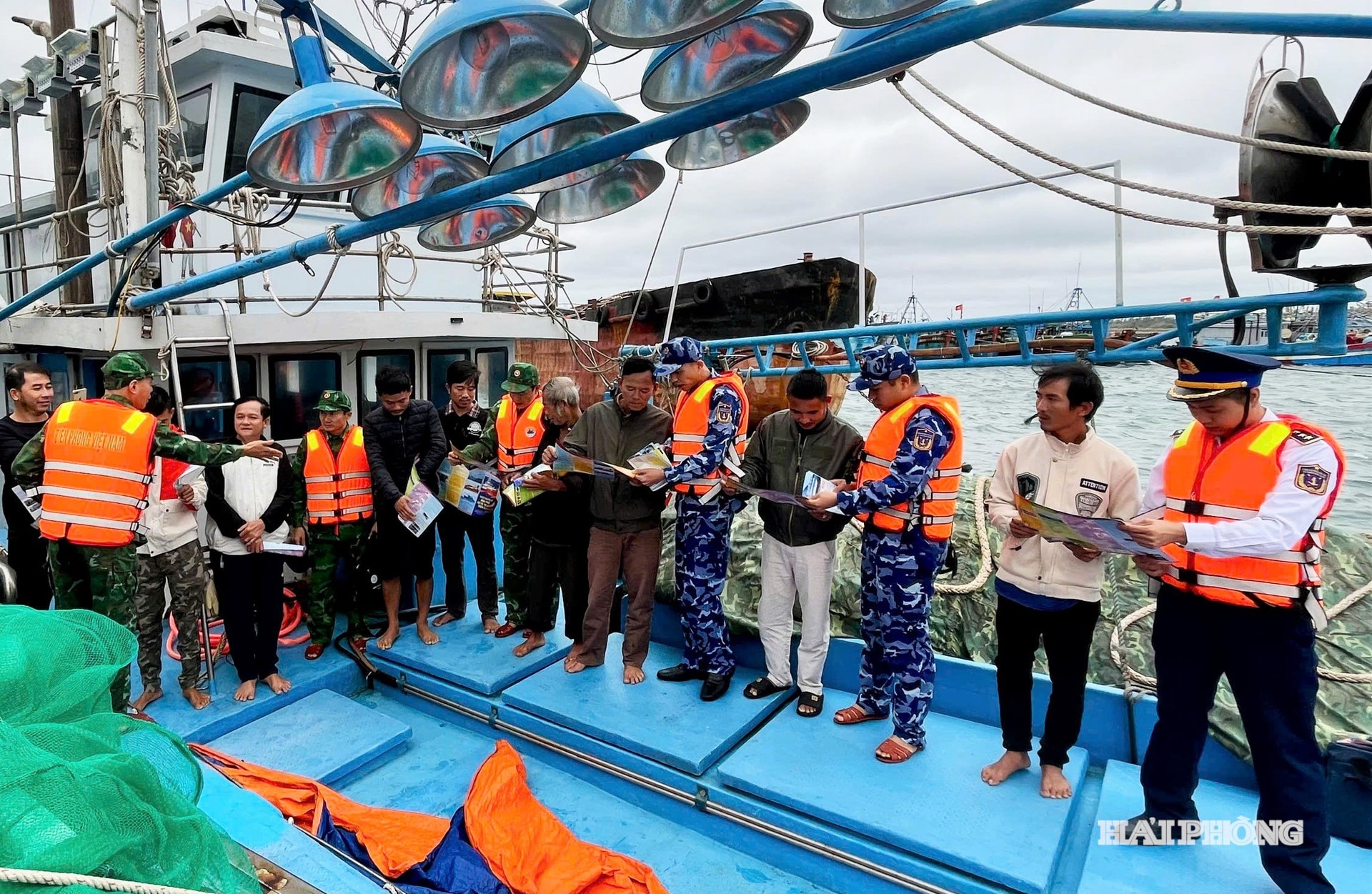 Tổ công tác của 2 đơn vị tuyên truyền cho ngư dân 