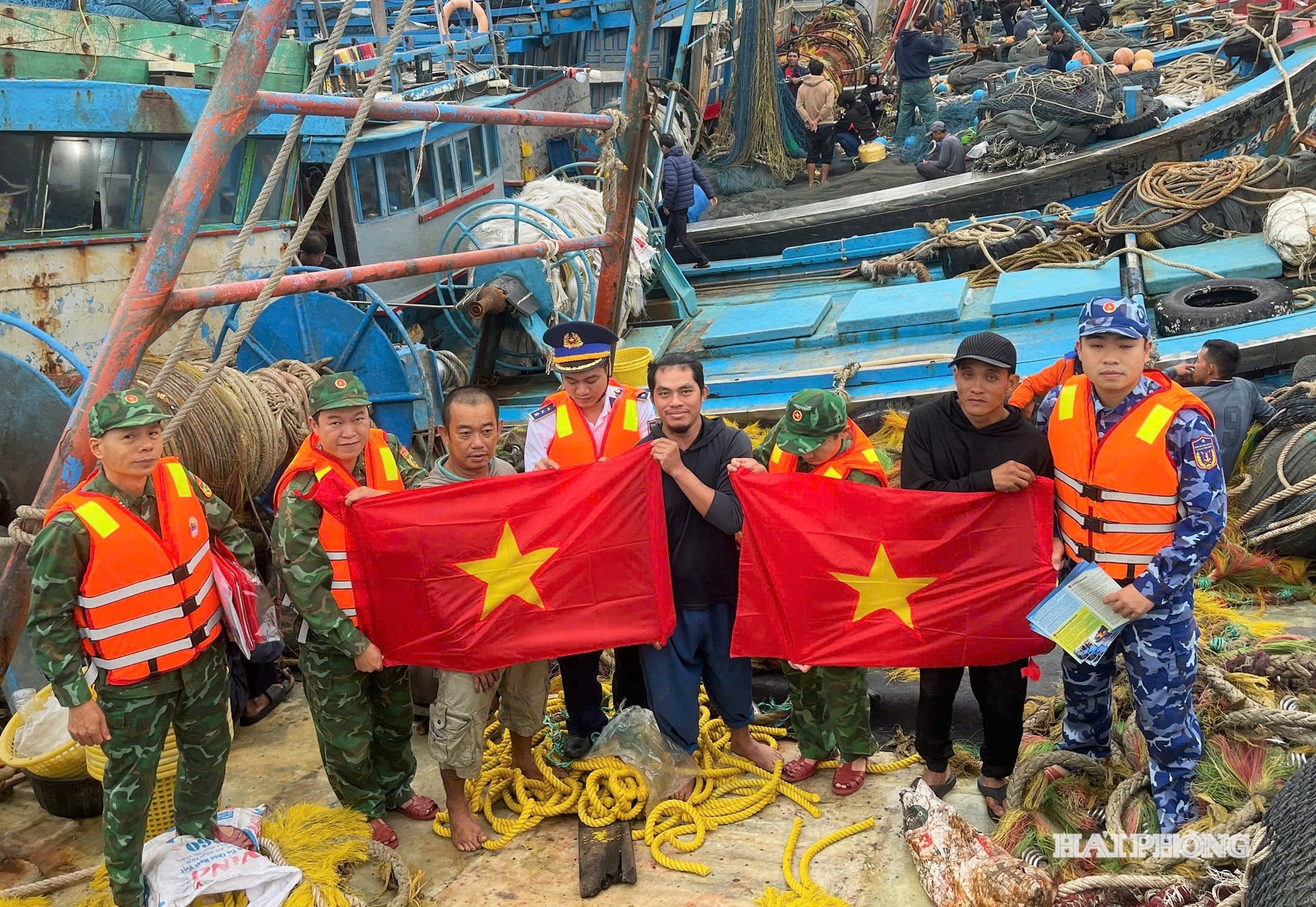 Tổ công tác của 2 đơn vị trao cờ Tổ quốc tặng ngư dân