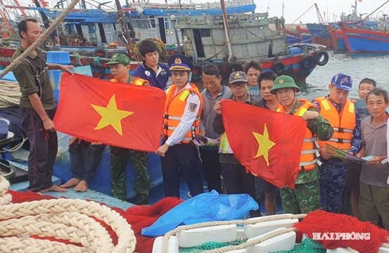 Tổ công tác trao cờ Tổ quốc tặng ngư dân