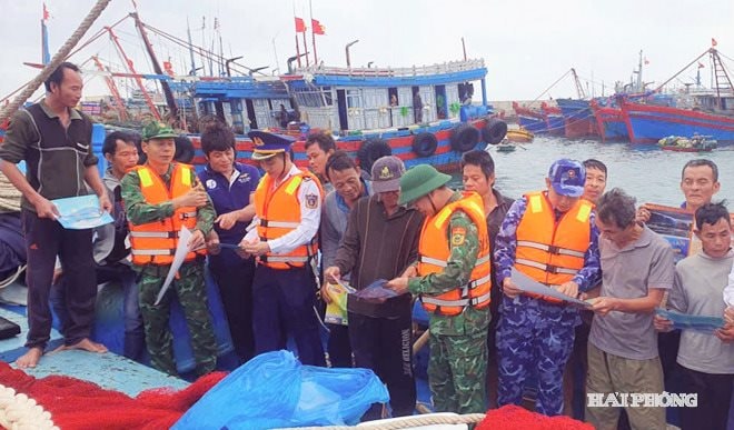 Tổ công tác của 2 đơn vị tuyên truyền cho ngư dân