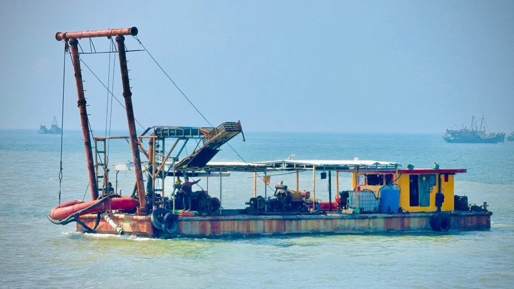 Sà lan triển khai nạo vét, thông luồng cửa biển Cảng La Gi, hồi tháng 6. Ảnh: Duy Tuấn 