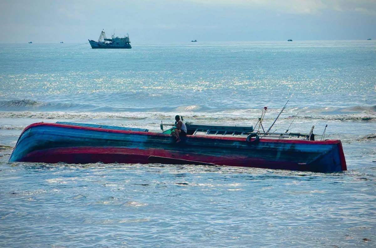 Một tàu cá bị chìm ở cửa biển Cảng La Gi. Ảnh: Hắc Long