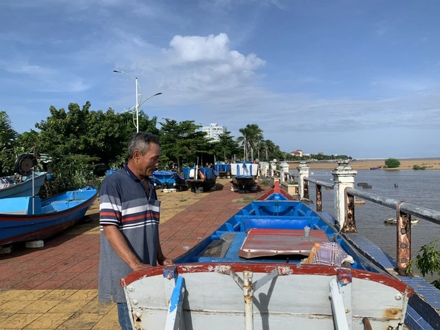 Ngư dân Đắk Lắk chủ động thuê xe cẩu kéo thuyền lên bờ để tránh bão Kalmaegi - Ảnh 3.