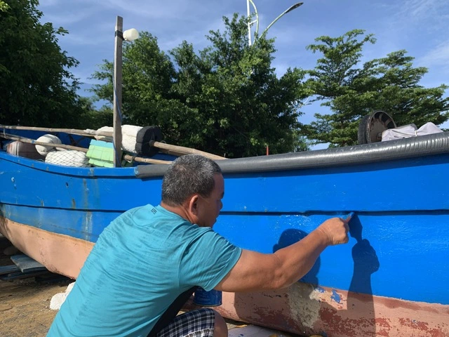 Ngư dân Đắk Lắk chủ động thuê xe cẩu kéo thuyền lên bờ để tránh bão Kalmaegi - Ảnh 4.