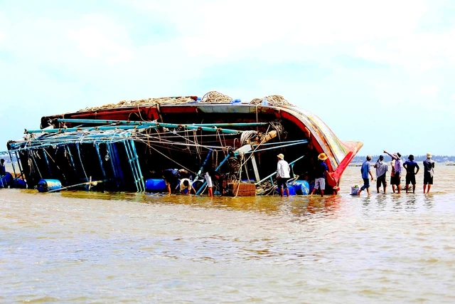 Những con tàu 'gãy cánh' sau bão Kalmaegi - Ảnh 2.