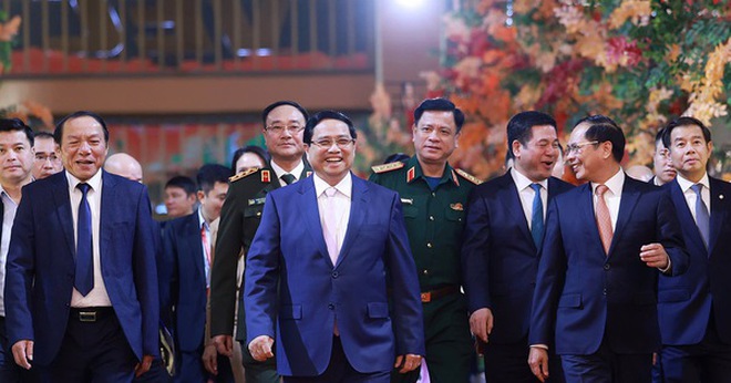 Thủ tướng đến dự lễ bế mạc Hội chợ mùa Thu lần thứ nhất – 2025. Ảnh: VGP