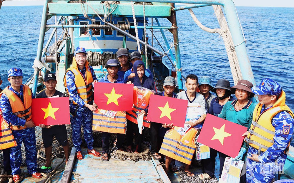 Vùng Cảnh sát biển 3 kiên quyết ngăn chặn tàu cá vi phạm quy định đánh bắt hải sản