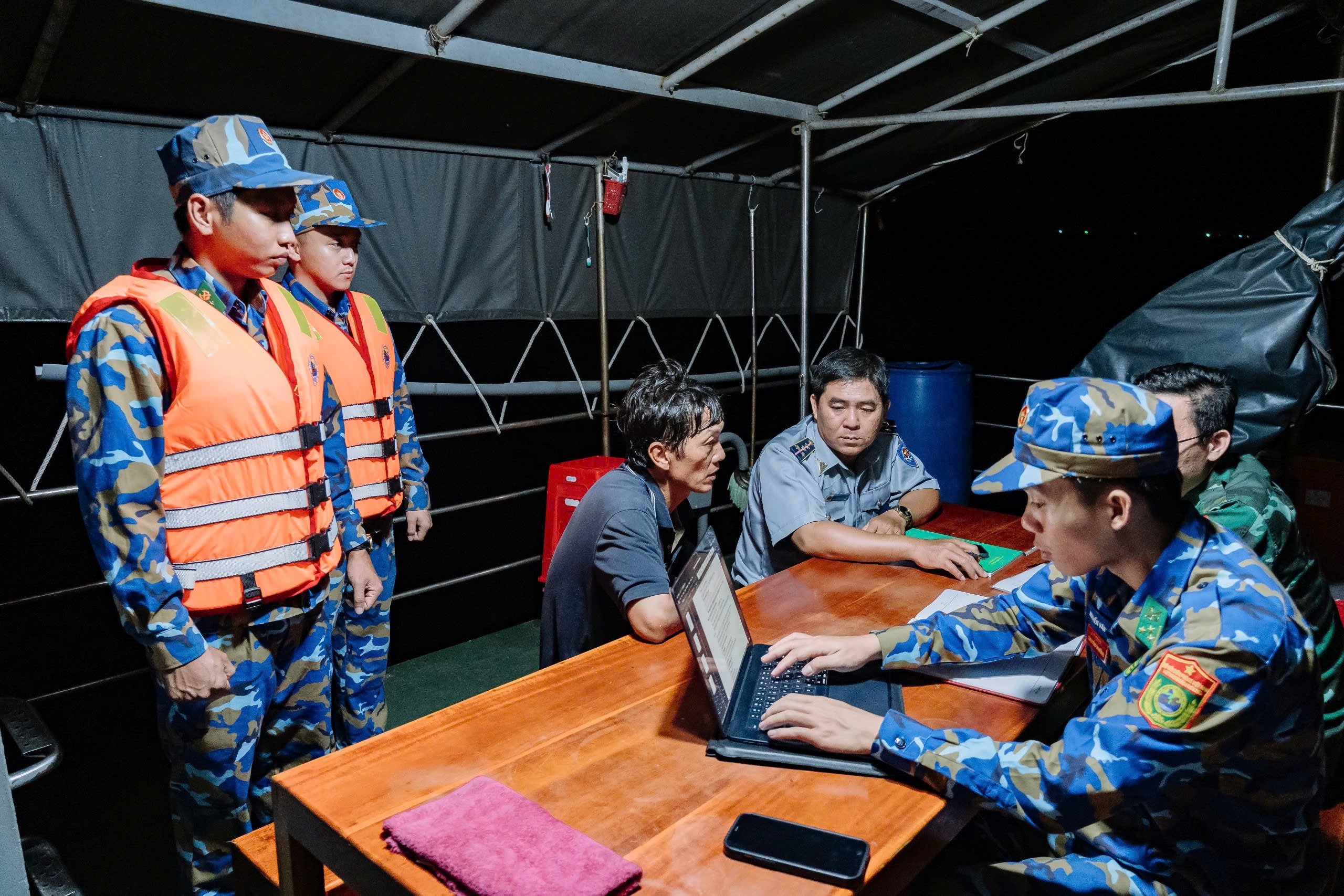 Tổ công tác làm việc với các chủ phương tiện vi phạm trong lĩnh vực khai thác hải sản. (Ảnh: Tiến Vinh)