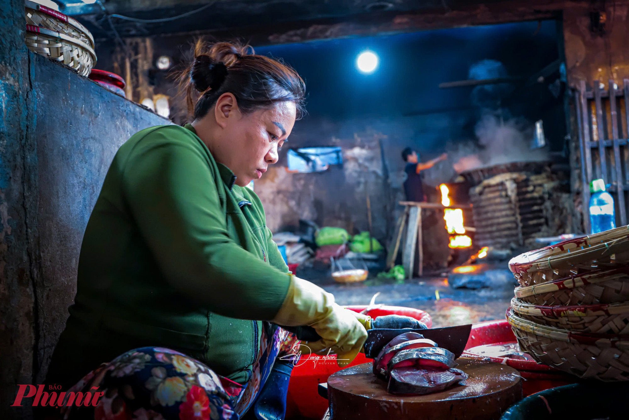 Sau sơ chế, cá và mực được ướp muối rồi xếp ngay ngắn vào từng rổ tre, chờ đưa vào lò.