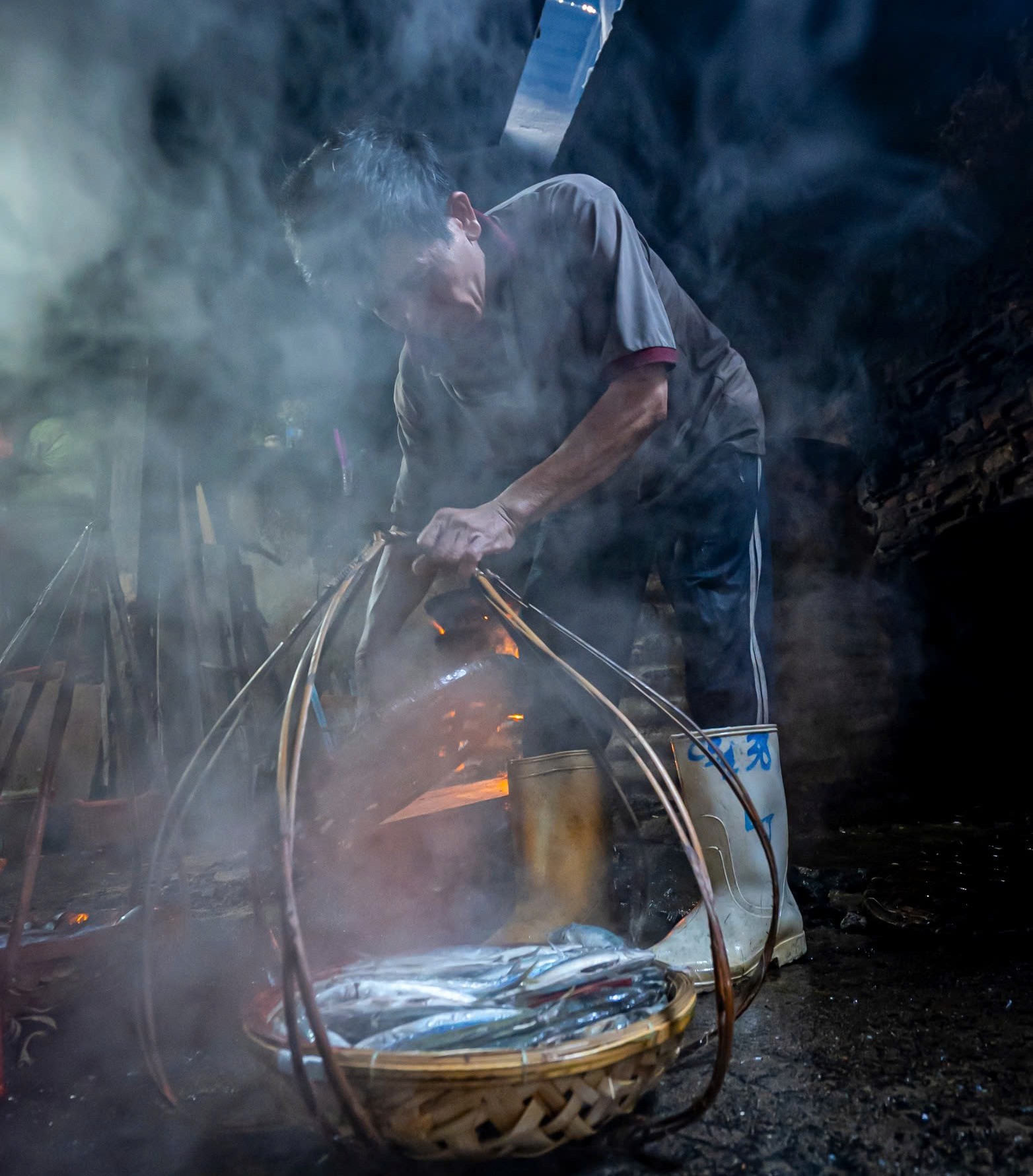 Giữa hơi nước trắng xóa, ánh mắt những người thợ hấp cá, mực vẫn ánh lên sự bền bỉ và kiên cường – như chính tinh thần của người dân xứ biển bao đời nay.