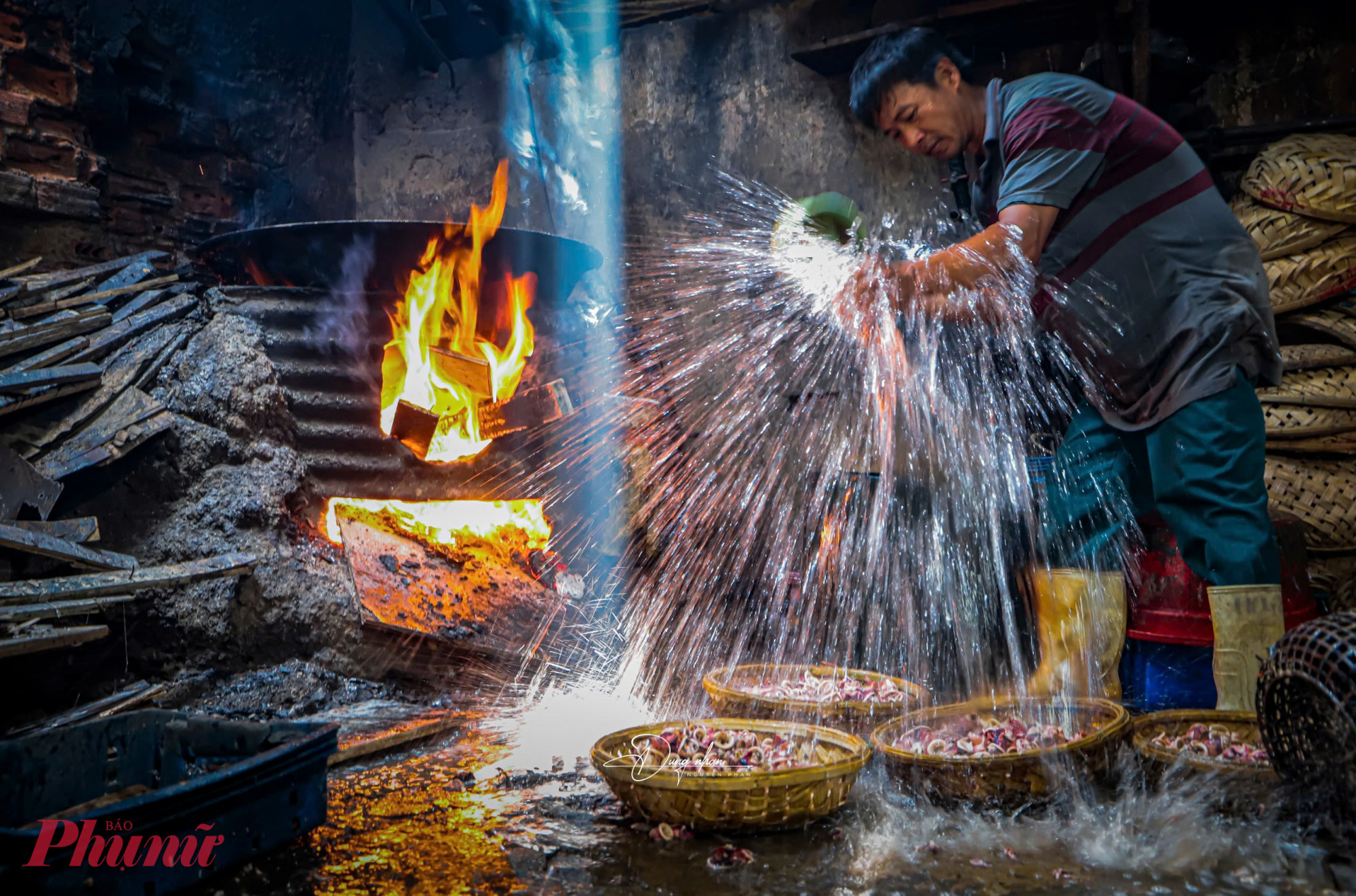 Để mỗi mẻ cá giữ được vị ngọt tự nhiên, không bị nát, người thợ phải có kinh nghiệm điều chỉnh lượng nước, thời gian hấp và độ lửa phù hợp. Tất cả đều được ước lượng bằng mắt, bằng cảm giác mà nghề mang lại sau nhiều năm gắn bó.