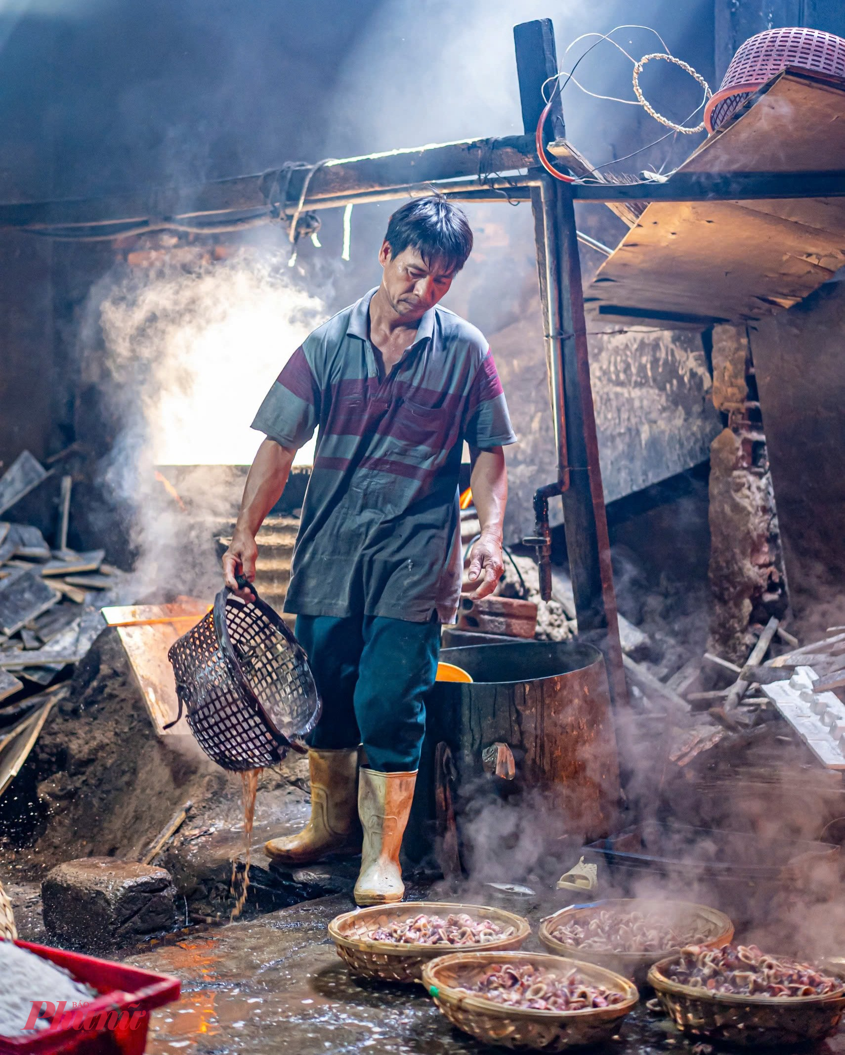 Thế nhưng, những người thợ vẫn kiên trì bám nghề, cả cơ thể lúc nào cũng ướt đẫm mồ hôi và hơi nước - Ảnh: Tuệ Lâm.