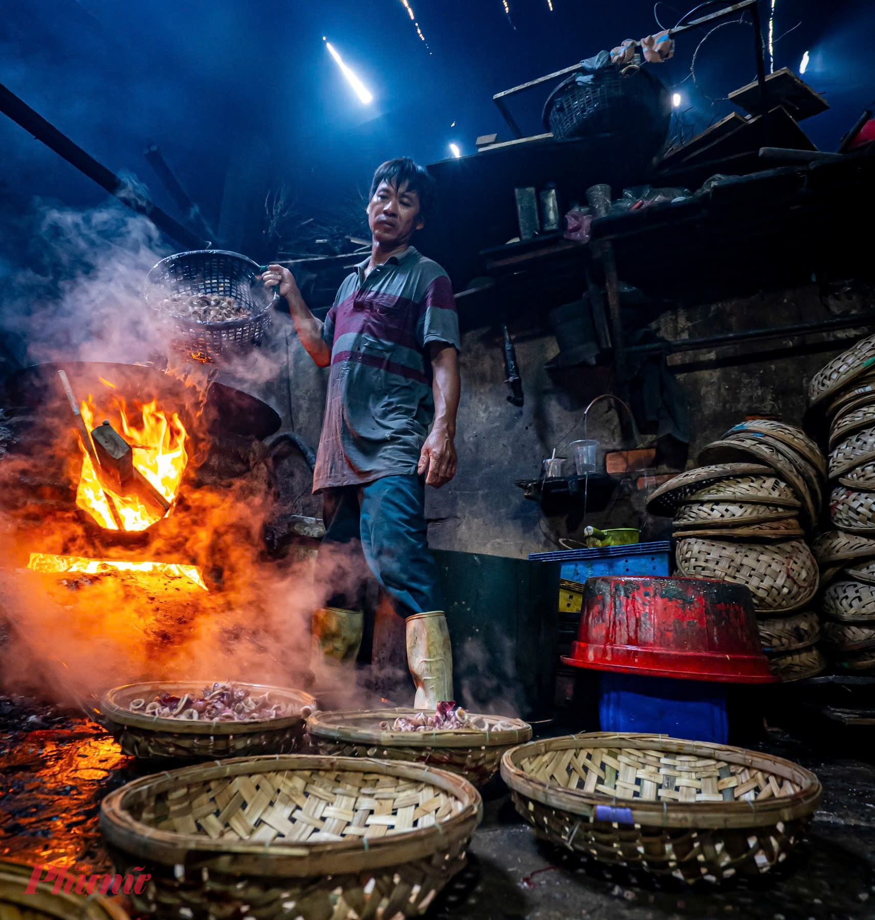 Làm việc trong môi trường khắc nghiệt về nhiệt độ, đôi mắt những người thợ luôn trong tình trạng cay xè, da thịt phỏng rát bởi hơi nước phả ra từ những nồi hấp cao quá nửa người - Ảnh: Tuệ Lâm.
