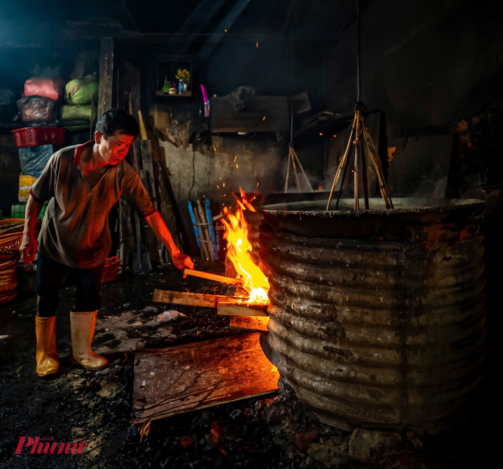 Không chỉ chịu nóng, chịu mùi, người làm nghề còn phải thực hiện từng thao tác chính xác để cá chín đều. 