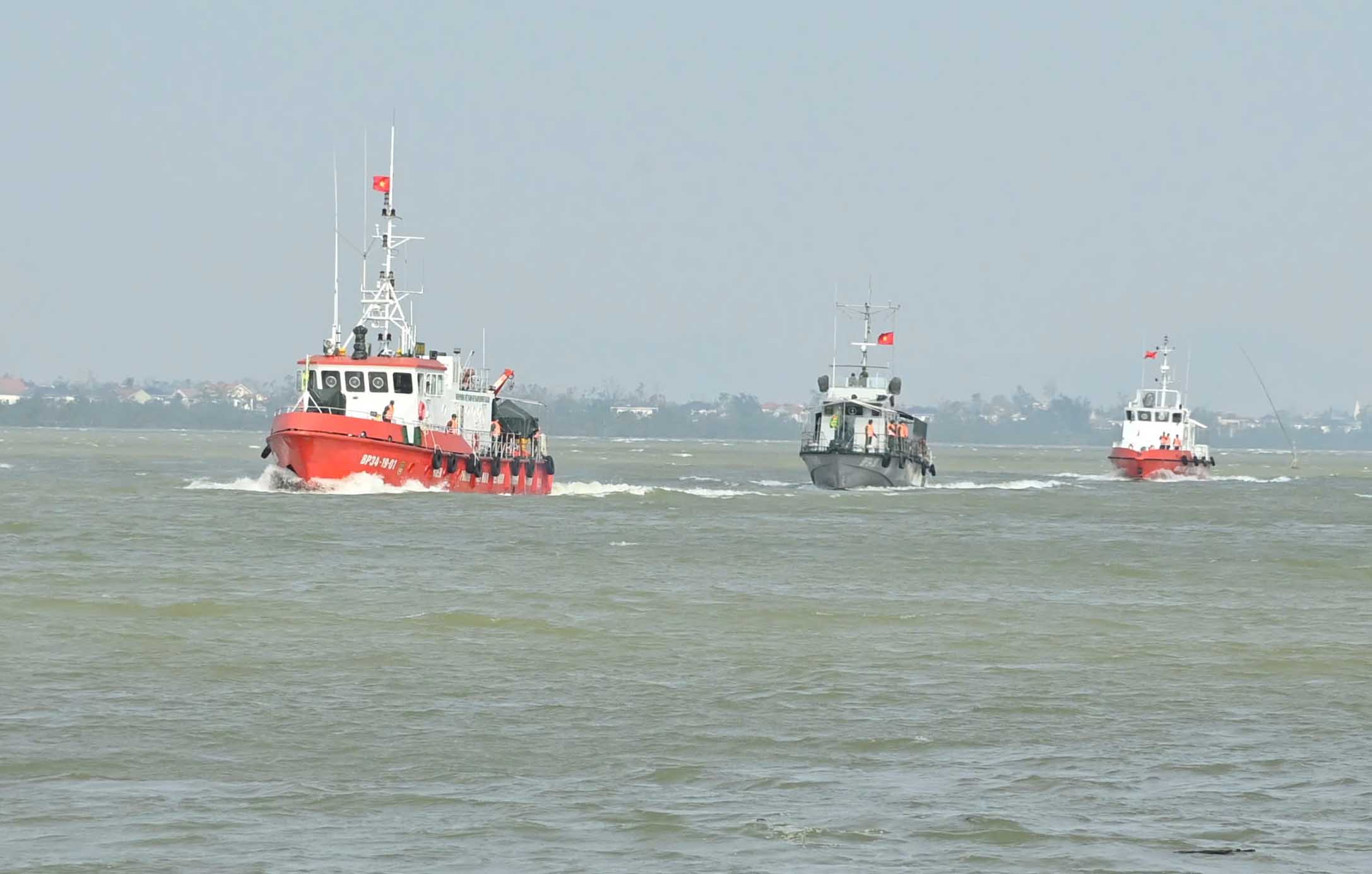 Lực lượng Hải đội Biên phòng 2 tuần tra, kiểm soát trên vùng biển gần bờ Hà Tĩnh. Ảnh: Hoàng Anh.