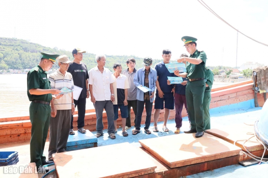 Lực lượng bộ đội biên phòng tăng cường công tác tuyên truyền cho ngư dân về các quy định chống khai thác IUU.
