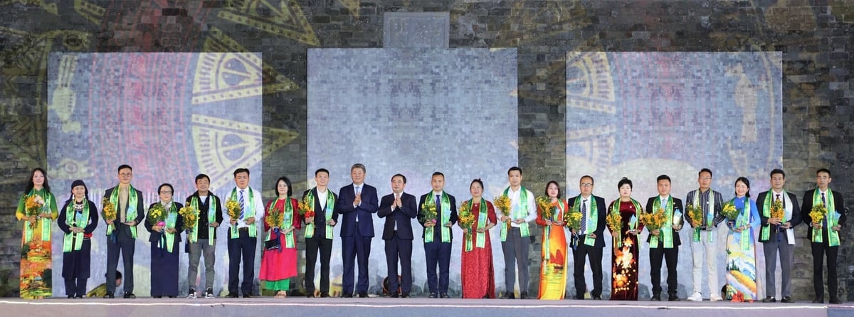 Ban tổ chức tôn vinh, biểu dương 22 chủ thể OCOP quốc gia tiêu biểu nhất. Ảnh: Nguyễn Thủy.