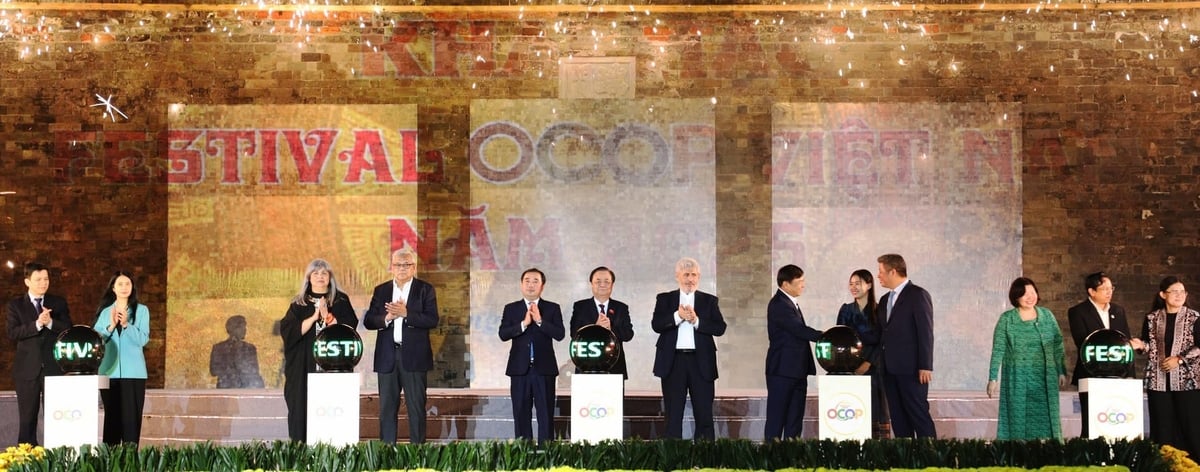 Các đại biểu thực hiện nghi thức khai mạc Festival OCOP Việt Nam 2025. Ảnh: Nguyễn Thủy.