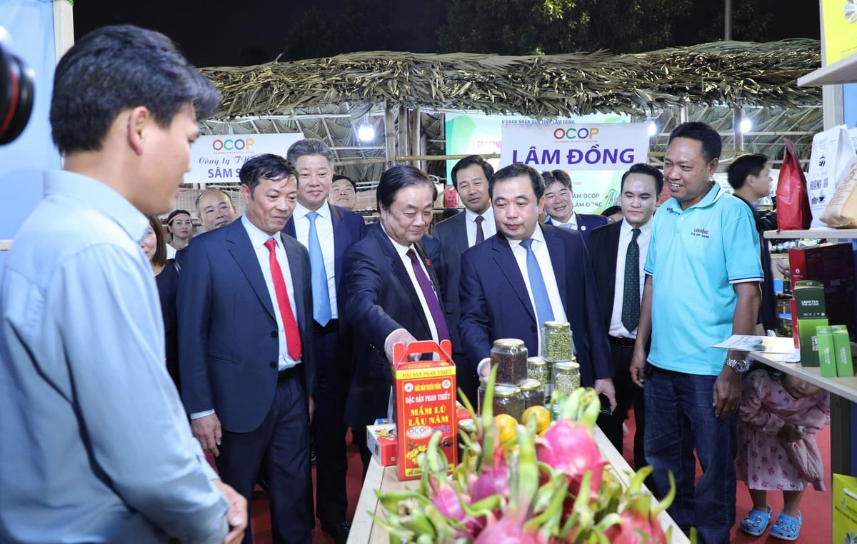 Phó Chủ tịch Quốc hội Lê Minh Hoan, Bộ trưởng Bộ Nông nghiệp và Môi trường Trần Đức Thắng, Phó Chủ tịch UBND thành phố Hà Nội Nguyễn Mạnh Quyền và các đại biểu tham quan gian hàng tại Festival OCOP Việt Nam 2025. Ảnh: Nguyễn Thủy.