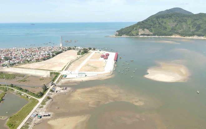 Cảng cá Cửa Nhượng mới hoàn thành nhưng luồng lạch vào bị cạn nên khó phát huy hiệu quả. Ảnh: Trần Tuấn.