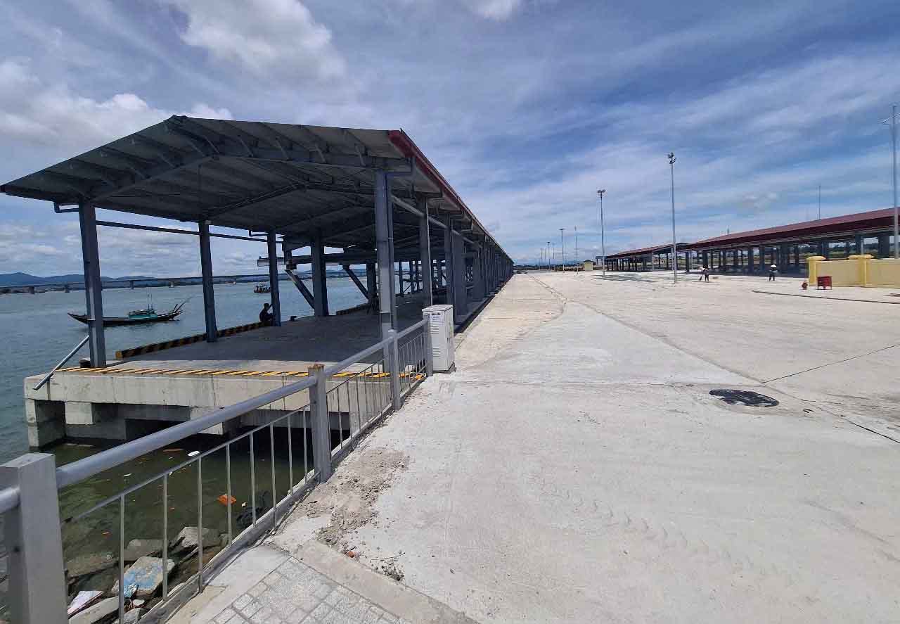 Cảng cá Cửa Nhượng ít tàu, thuyền neo đậu vì luồng vào bị bồi lắng. Ảnh: Trần Tuấn.