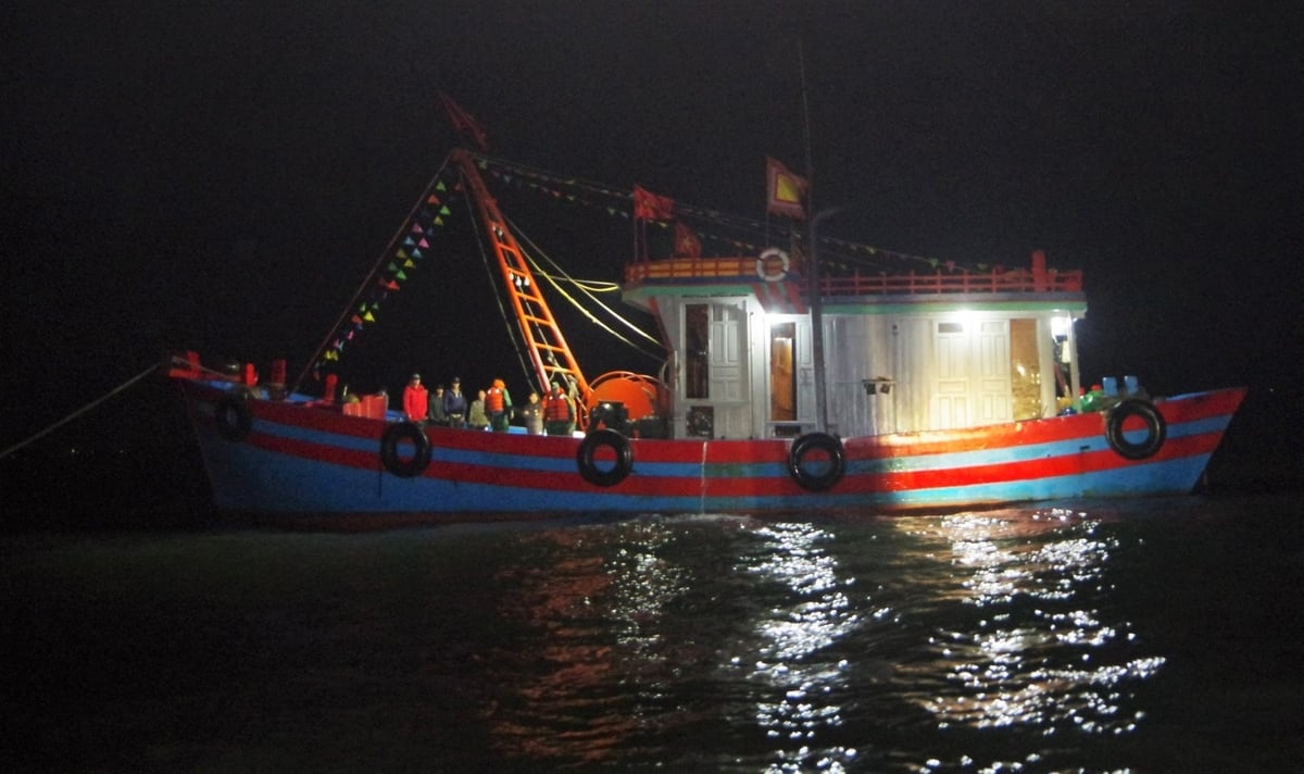 Thực hiện tháng cao điểm, lực lượng chức năng tăng cường tuần tra, xử lý vi phạm vùng biển ven bờ. Ảnh: Thanh Nga.