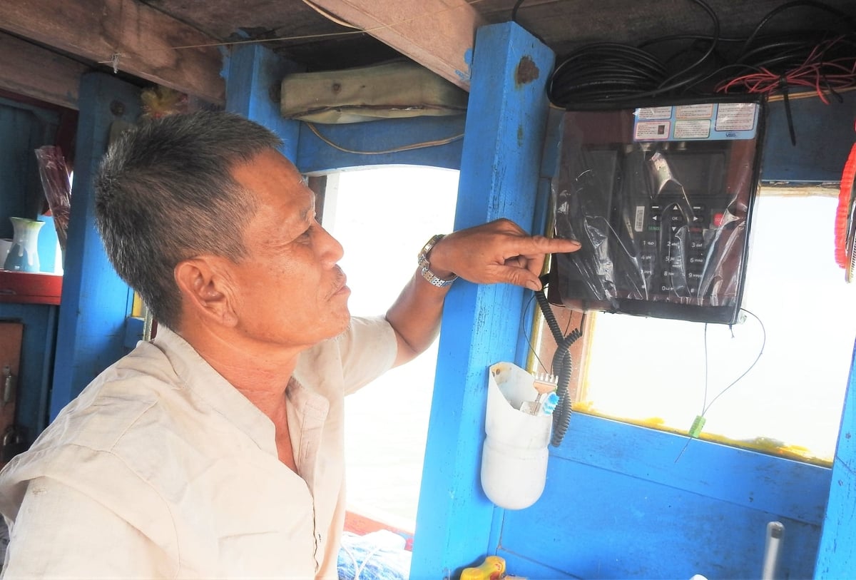 Ngư dân chủ động đầu tư lắp đặt thiết bị VMS hiện đại nhằm đáp ứng quy định chống khai thác IUU. Ảnh: Thanh Nga.